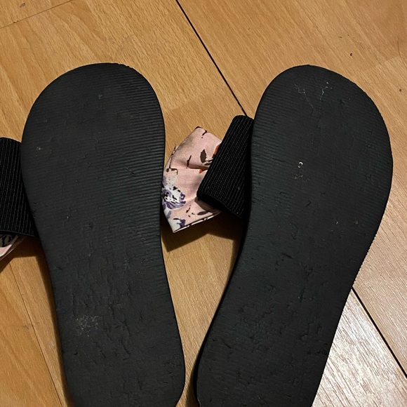 🌸Pink Flower Slippers🌸 - Picture 3 of 4